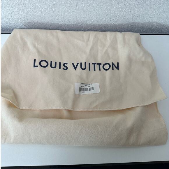 Louis Vuitton Twist MM Shoulder Bag – Emerald Epi Leather with Gold Hardware - Picture 16 of 16